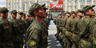 Soldaten marschieren in Reih und Glied