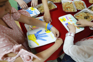 Lunchboxen mit Bild einer Hand in ukrainischen Farben