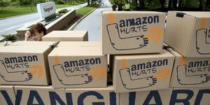 Amazon-Pakete mit der Aufschrift "Amazon hurts"