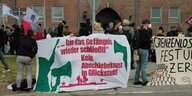 Ein kleine Menschenansammlung und ein Banner: "...bis das Gefängnis wieder schließt" Kein Abschiebeknast in Glückstadt
