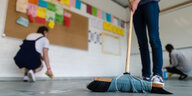 Reinigungskräfte putzen ein Berliner Klassenzimmer.