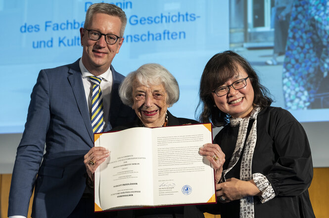 Margot Friedländer mit ihrer Promotionsurkunde