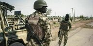 Soldaten der der nigerianischen Armee patrouillieren