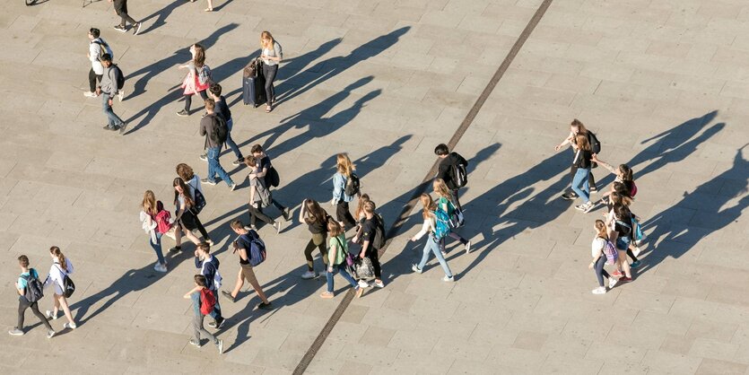 Menschen gehen über einen Platz