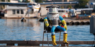 Hitchbot chillt am Wasser