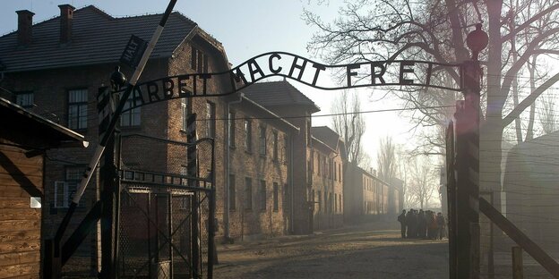 Der Schriftzug Arbeit macht frei am Eingang zum Konzentrationslager Auschwitz