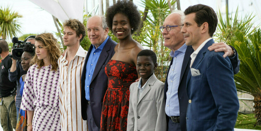 Nadege Ouedraogo (l-r) Charlotte De Bruyne, Tijmen Govaerts, Regisseur Luc Dardenne, Mbundu Joely, Pablo Schils, Regisseur Jean-Pierre Dardenne und Alban Ukaj stehen beim Photocall für den Film «Tori and Lokita» in Cannes