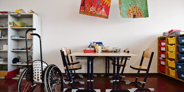 Leere Stühle und ein Rollstuhl in einem Klassenraum