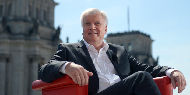 Horst Seehofer in einem Sessel vor dem Reichstag