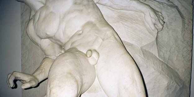 Das männliche Genital einer Statue