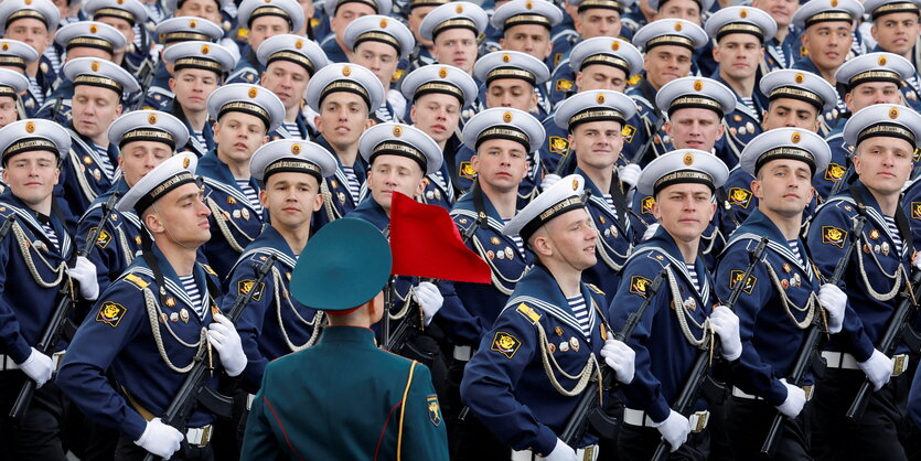 Viele Reihen junger Männer in Uniform