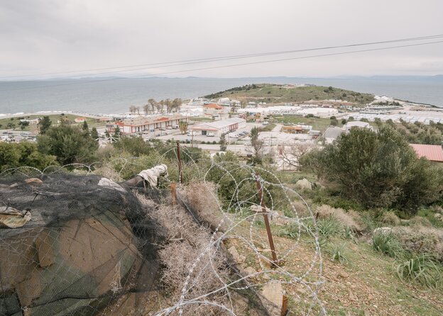 Blick auf ein unter Tarnfolie verstecktes Geschütz an der Küste von Lesbos