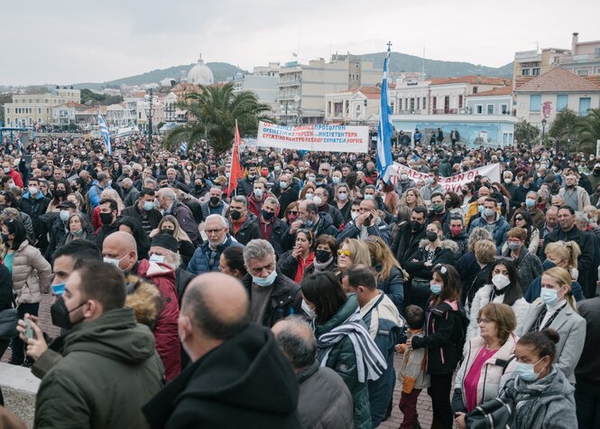 Protestierende Menschenmenge auf Lesbos