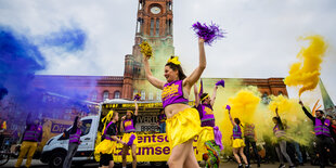 In buntem Rauch tanzen Aktivist*innen von Deutsche Wohnen Enteignen vor dem Roten Rathaus in Berlin.