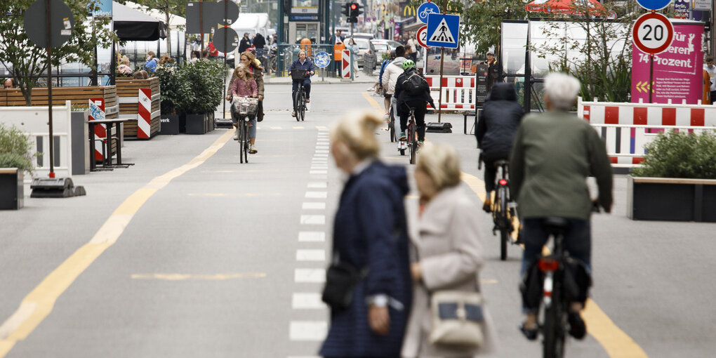 Fußgänger und Fahrräder auf der Straße