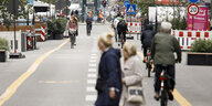 Fußgänger und Fahrräder auf der Straße