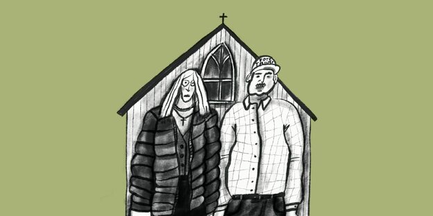 Ein Mann und eine Frau im mittleren Alter stehen vor einer Kirche, er trägt eine Trump-Basecap