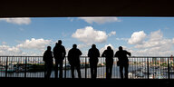 Besucher stehen auf der Plaza der Elbphilharmonie