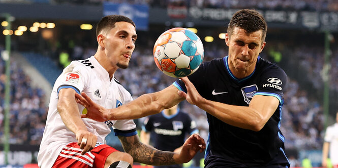 Zwei Fußballspieler im Duell