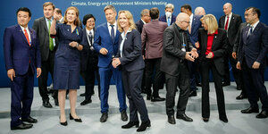 Die G7-MinisterInnen für Klima, Energie und Umwelt stellen sich für ein Gruppenfoto zusammen