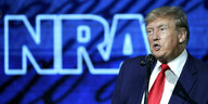 Trump hält eine Rede vor dem Hintergrund eines riesigen NRA-Logos