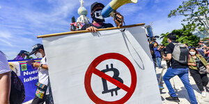 Ein Protest gegen die Einführung des Bitcoins in El Salvador im September 2021