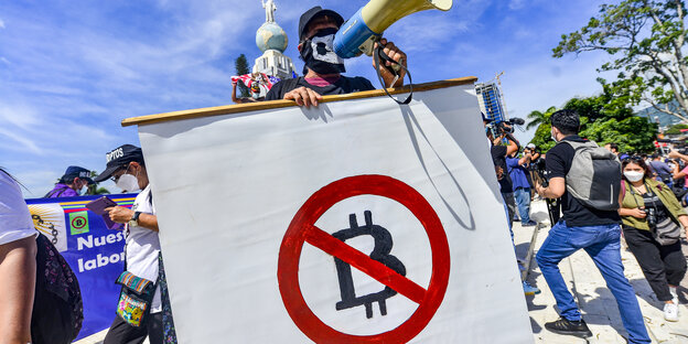 Ein Protest gegen die Einführung des Bitcoins in El Salvador im September 2021