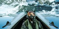 Tom Cruise fliegt kopfüber mit einem modernen Kampfflugzeug