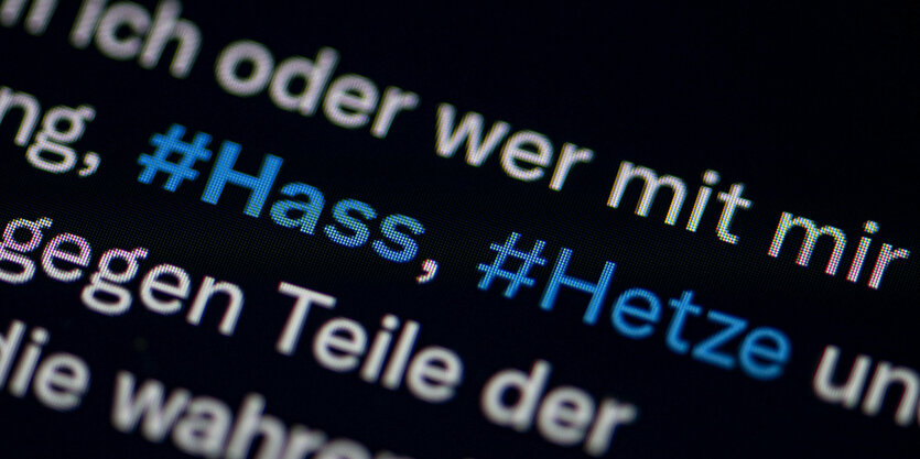 Schriftzug zu Hass und Hetze im Netz