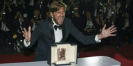 Der Filmemacher Ruben Östlund freut sich über den Gewinn der Goldenen Palme in Cannes