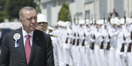 Erdogan läuft vor einer Reihe weiß gekleideter Soldaten entlang