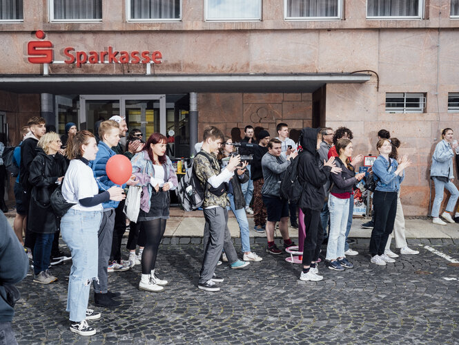 Viele Menschen auf der Straße bei einem Fest der Demokratie