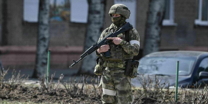 Ein russischer Soldat in einer Straße