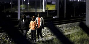 Flüchtlinge an Bahngleisen in Frankreich