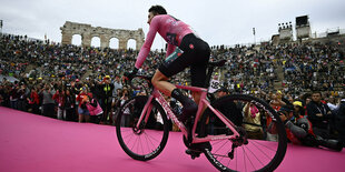 Radprofi Jai Hindley mit Rad auf dem Siegerpodest in Verona