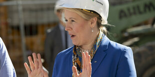 Franziska Giffey mit einem Bauhelm