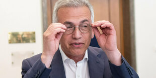 Peter Feldmann fasst sich an die Brille.