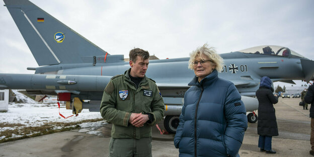 Verteidigungsministerin Lambrecht vor einem Bundeswehr Eurofighter.