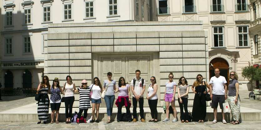 Besucher*innen des Vienna Study Trip aus Toronto am Mahnmal am Judenplatz in Wien