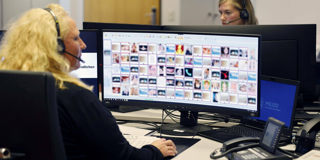 Eine Person sitzt vor einem Monitor, der unkenntlich gemachte Bilder zeigt.