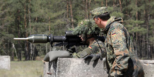 Auf dem Truppenübungsplatz Jägerbrück erhalten Panzergrenadiere der Panzergrenadierbrigade 41 "Vorpommern" innerhalb der Übung "Haffsturm" eine Unterweisung mit der Panzerfaust 3.