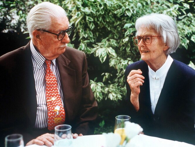 Carl Barks und Erika Fuchs sitzen an einem Tisch