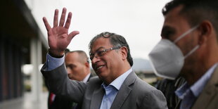 Gustavo Petro winkt Umstehenden