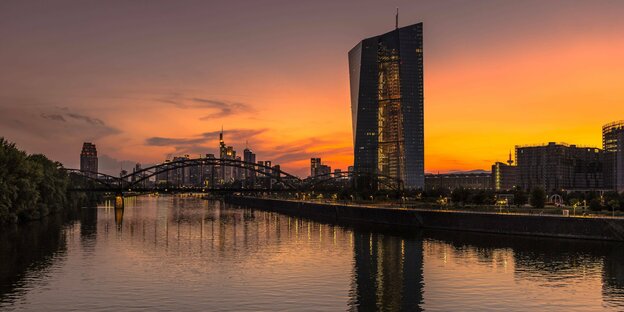 Hochhaus der EZB, davor Wohnhäuser.