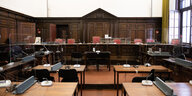 ein leerer Gerichtssaal im Strafjustizgebäude Hamburg