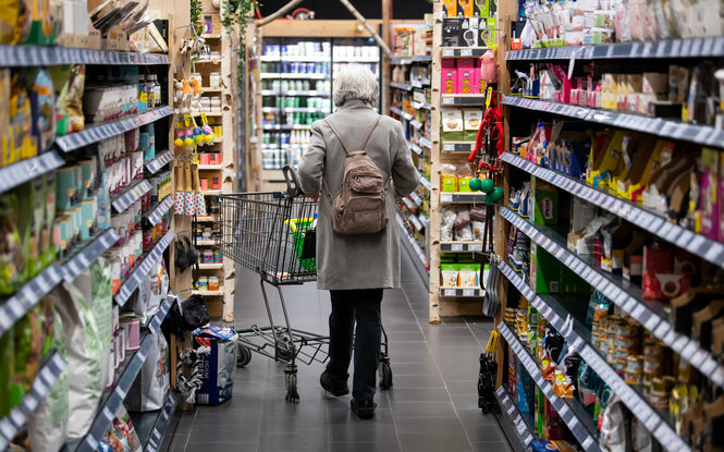 Gang eines Supermarktes.