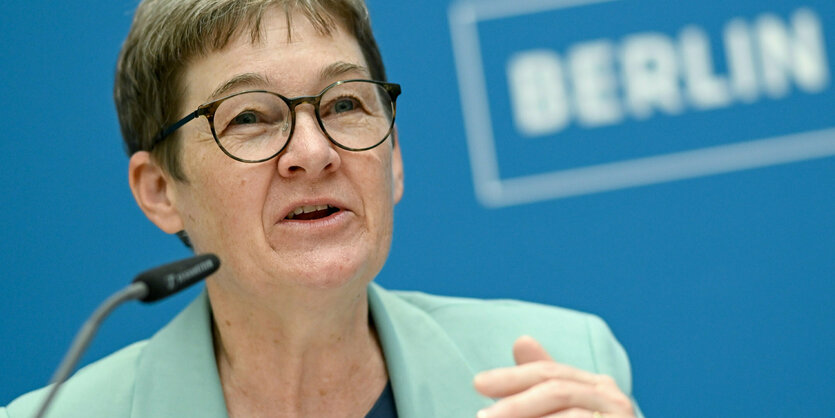 Das Foto zeigt Gesundheitssenatorin Ulrike Gote (Grüne) in der Pressekonferenz nach der Senatssitzung.