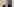 Ein blonder Mann im Anzug mit roter Krawatte schaut skeptisch