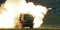 Ein Militärfahrzeug umgeben von Flammen