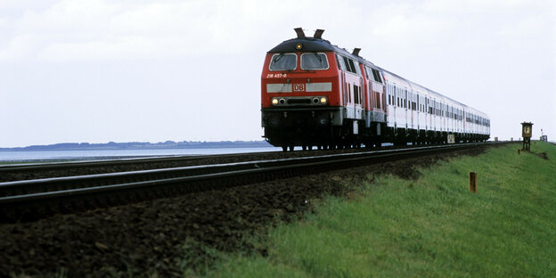 Ein Zug fährt über den Hindenburgdamm nach Sylt.